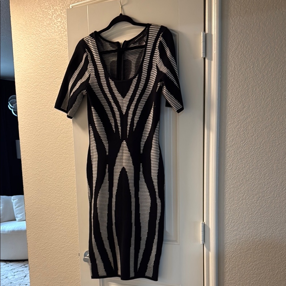 Ashley Stewart Black and White Bodycon Dress V-Neck Short Sleeve